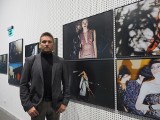 OiFP. Tomasz Lazar pkazuje swoją wystawę „Fashion Philosophy”. To fotograf Sybiraków i światowej mody