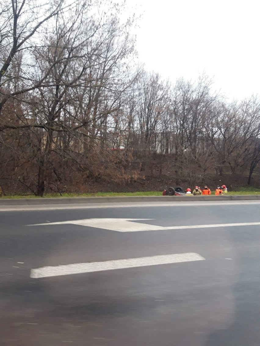 Poranny wypadek przy al. Solidarności w Lublinie. Auto omal nie wpadło do rzeki