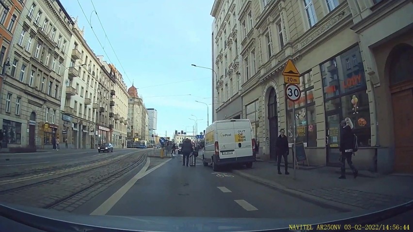 Szedł z walizką środkiem ulicy w centrum Wrocławia! Tak zareagował na dźwięk klaksonu [ZOBACZCIE NAGRANIE]