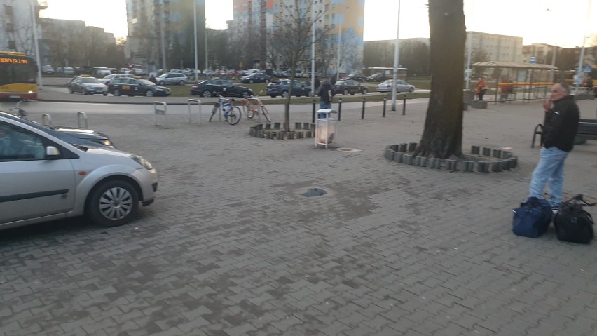 Przed dworcem Łódź Widzew trudno jest zaparkować, zwłaszcza...