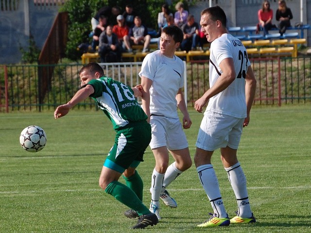 Zaczernie (białe stroje) uległo na swoim boisku Orlętom 0-1.