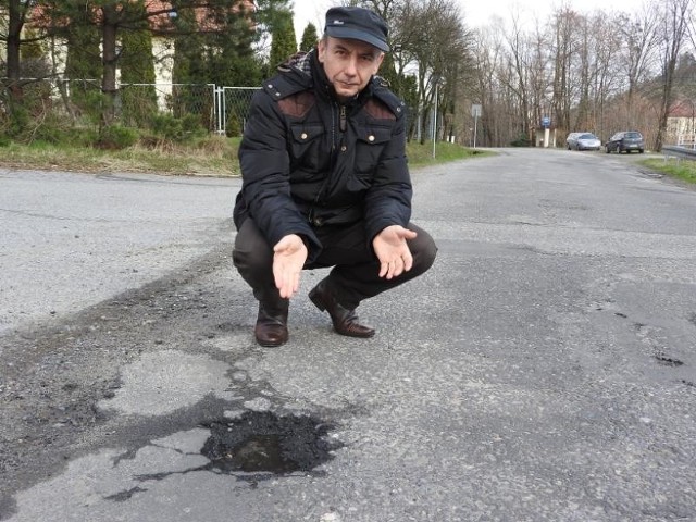 Do radnego Jerzego Sikory cały czas zgłaszają się mieszkańcy Jaszczurowej z prośbą o remont tej drogi. Są efekty: jej najbardziej zniszczony, 500 - metrowy odcinek będzie miał nową nawierzchnię