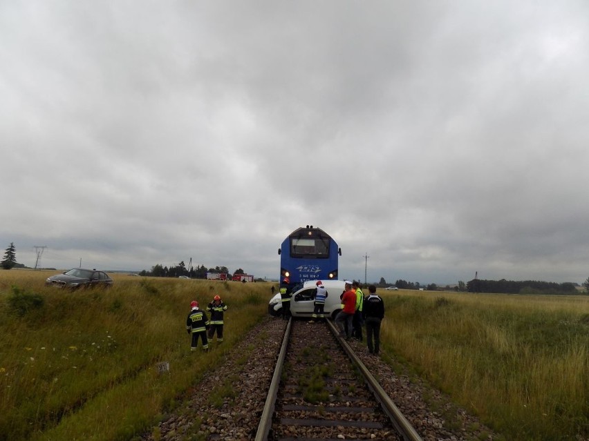 Wypadek na niestrzeżonym przejeździe w miejscowości Dalechowy. Pociąg uderzył w osobówkę i pchał ją przed sobą