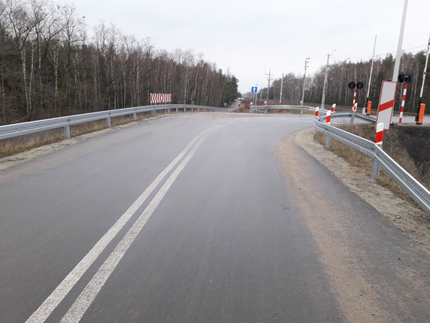 Nowe bariery energochłonne na przejeździe kolejowym we wsi Orła
