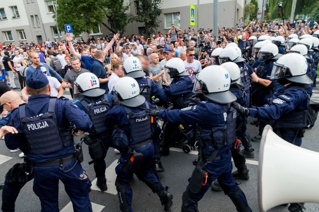 Marsz Równości w Białymstoku i kontrmanifestacja kibiców i narodowców. Podczas wydarzenia doszło do ataków tych drugich na uczestników marszu. Z tego powodu w Opolu organizowany jest protest przeciw przemocy.