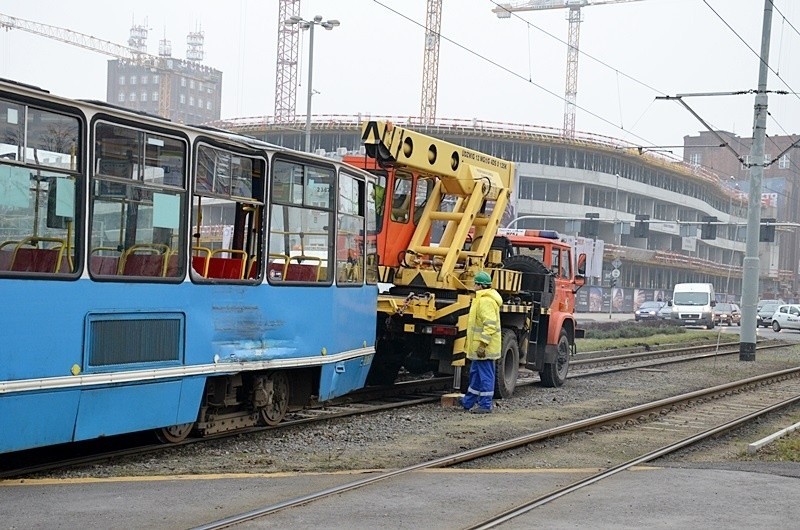 Wrocław: Wykolejenie tramwaju na pl. Dominikańskim (FOTO, OBJAZDY)