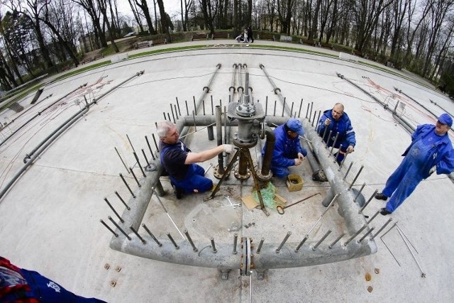 Wczoraj pracownicy wodociągów prowadzili przy fontannie na Plantach pierwsze prace mechaniczne, elektryczne oraz próby hydrauliczne