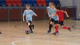 Młodzi piłkarze zagrali w Karlinie. Turniejowe emocje w futsalu [zdjęcia]