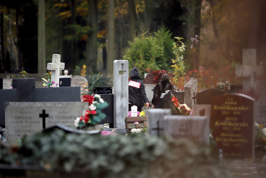Znicze i wiązanki pod bramami cmentarzy. Tak było 1 listopada ZDJĘCIA