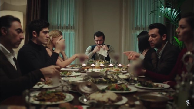 Rodzinna kolacja początkowo przebiega w przyjaznej atmosferze.YouTube.com
