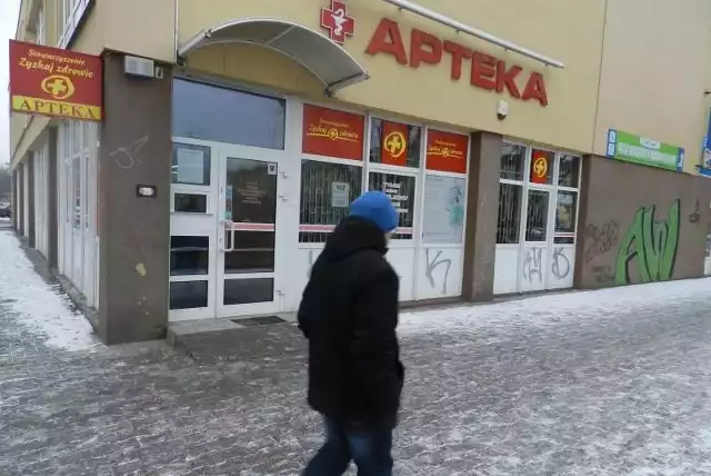 Pół biedy, kiedy dyżur ma apteka przy ul. Wojska Polskiego (na zdjęciu), która leży w centrum miasta i mniej więcej w połowie pomiędzy najbardziej oddalonymi dzielnicami, czyli Koźlem a Sławięcicami. Gorzej, gdy dyżur wypada na którymś z tych osiedli.