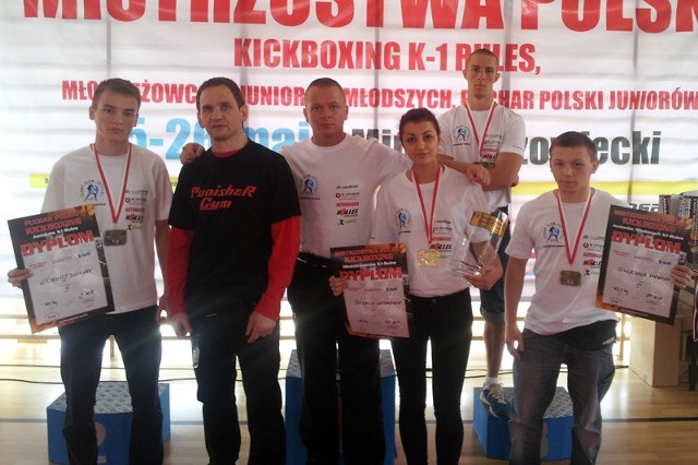 Zawodnicy Fight Club Rzeszów z Markiem Piotrowskim. Od lewej: Damian Lichołai, Piotrowski, trener Mirosław Sieńko, Katarzyna Dzierga, Alan Biały i Marcin Gwizdała.