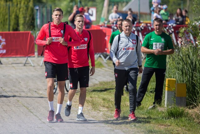 Gerard Juszczak (drugi z prawej) podczas zgrupowania reprezentacji Polski przed mundialem w Rosji. Z lewej piłkarze Jan Bednarek i Tomasz Kędziora.