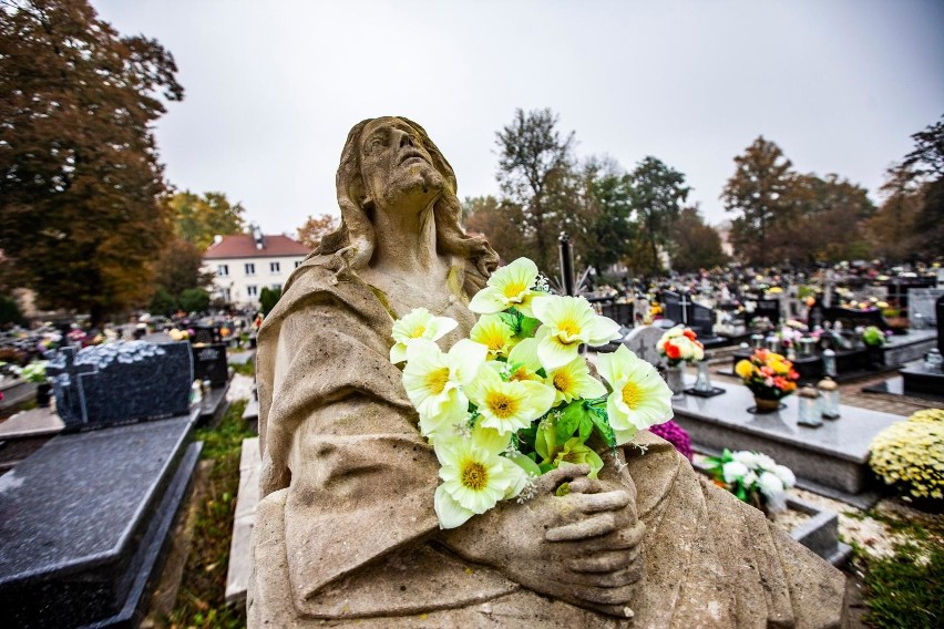 Wszystkich Świętych: cmentarze będą zamknięte. Premier Mateusz Morawiecki ogłosił decyzję. 1 i 2 listopada nie pójdziemy na groby bliskich
