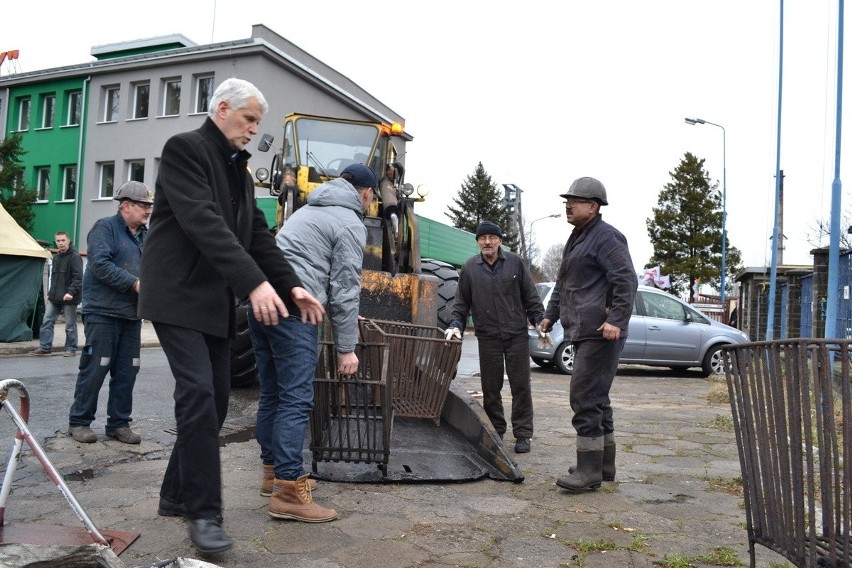 Strajk na Śląsku: miasteczko namiotowe przed kopalnią...