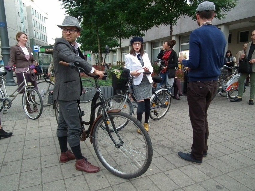 Poznań: Wsiedli na rowery w strojach retro