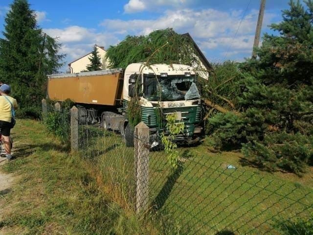 Jedna osoba została ranna w wypadku w miejscowości Słopiec Szlachecki. Ciężarówka wypadła z drogi.