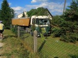 Ciężarówka wypadła z drogi w miejscowości Słopiec Szlachecki. Kierowcę użądliła pszczoła?