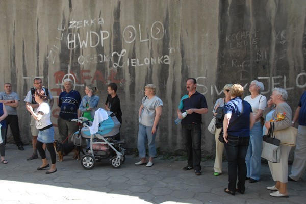 Od rana mieszkańcy spalonej i zalanej kamienicy czekali na...