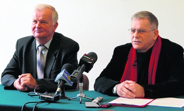 W czwartkowej konferencji prasowej obawami o los oświaty dzielili się Jan Pszczoła (z lewej) oraz Janusz Cichy z SLD.