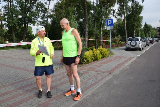 Sprzed Domu Kultury w Zakrzewie wystartował IV Dwumaraton Kujawski. Prawie pół setki biegaczy z powiatu aleksandrowskiego, Torunia, Rypina i innych miejscowości ma do pokonania 84 km trasy, wiodącej przez wszystkie miasta i gminy powiatu aleksandrowskiego. Towarzyszy im kilkoro rowerzystów. Wśród biegaczy jest m. Jerzy Zająkała, wójt gm. Łubianka (pow. toruński). Pierwszy przystanek przy szkole w Bądkowie,  na 15. kilometrze trasy, kolejny na stadionie w Zbrachlinie (gm. Waganiec). Meta w Zakrzewie. Pierwszych biegaczy można spodziewać się tu ok. godz. 19.INFO Z POLSKI 20.07.2017 - przegląd najciekawszych informacji ostatnich dni w kraju