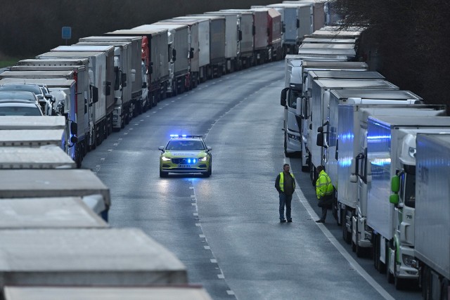 Dramat kierowców polskich ciężarówek. Utknęli w Dover, bo Francja zamknęła granicę z Wielką Brytanią. Czy zdążą wrócić do kraju na Wigilię?