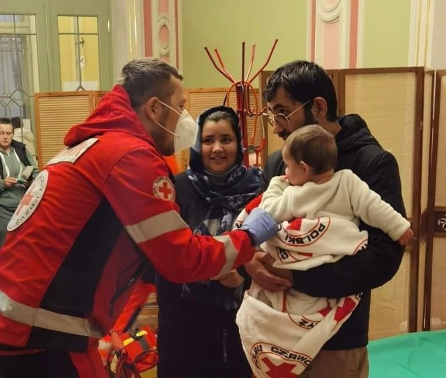 Ostrowieccy ratownicy pomagają uchodźcom na granicy polsko- ukraińskiej.