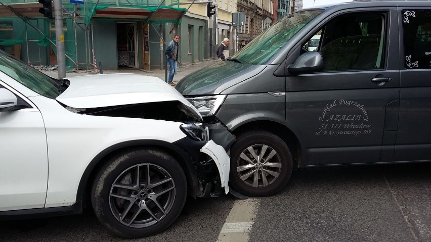 Wypadek z udziałem karawanu we Wrocławiu [ZDJĘCIA]