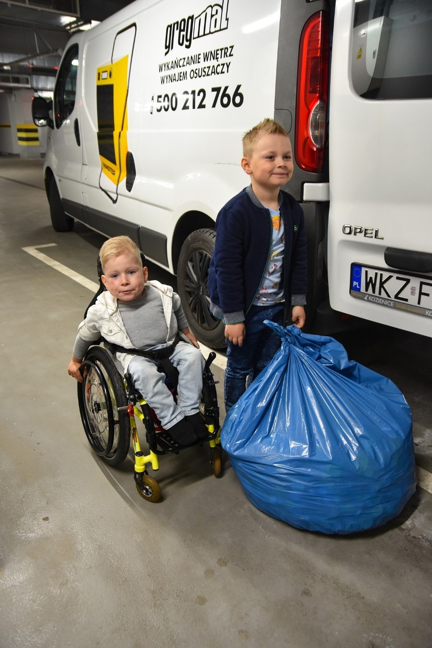 Plastikowe korki z Kozienickiego Domu Kultury trafiły do Oliwiera, pomogą w jego rehabilitacji. Zobaczcie zdjęcia