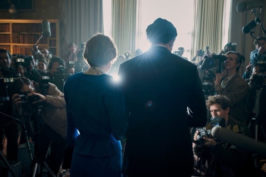 "The Crown" sezon 4. Zaręczyny księcia Karola i Diany Spencer w serialu Netfliksa. Uroczystość widział cały świat!