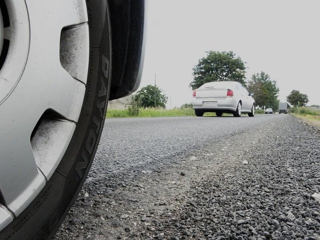 Wreszcie samorządowcy znaleźli w budżecie powiatu pieniądze na remont nawierzchni. Zmodernizowany został prawie 4-kilometrowy odcinek za ponad 1,7 mln zł. 