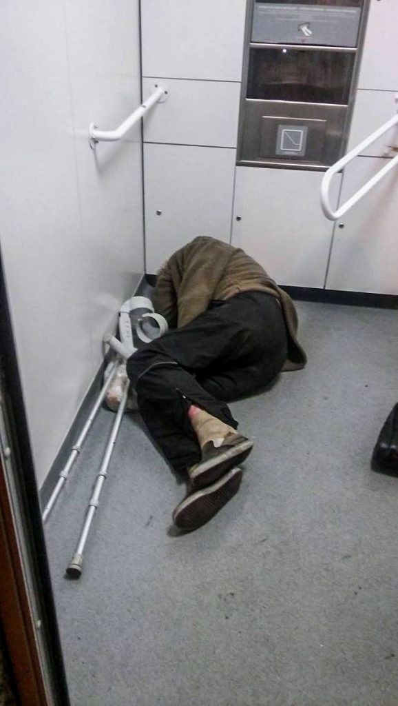 Jaworzno: bezdomni śpią w miejskiej toalecie. Mamy zdjęcia jaworznianki