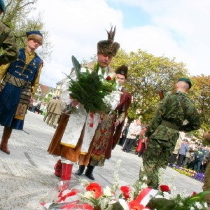 Kwiaty pod Pomnikiem 33. Pułku Piechoty złożyli przedstawiciele władz, związków, stowarzyszeń (na zdj. z Bractwa Kurkowego)