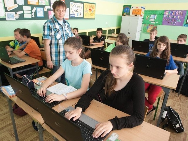 W ramach projektu w listopadzie ubiegłego roku SP 3 w Słupsku została doposażona w nowoczesny sprzęt komputerowy.