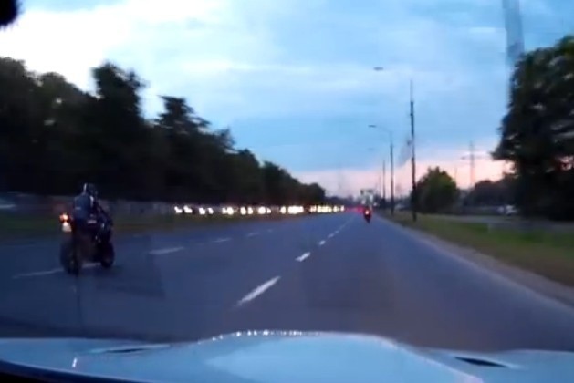Kadr z filmu, na którym kierowca BMW ściga się z motocyklami na ulicach Warszawy. Dziś został zatrzymany w zachodniopomorskim.