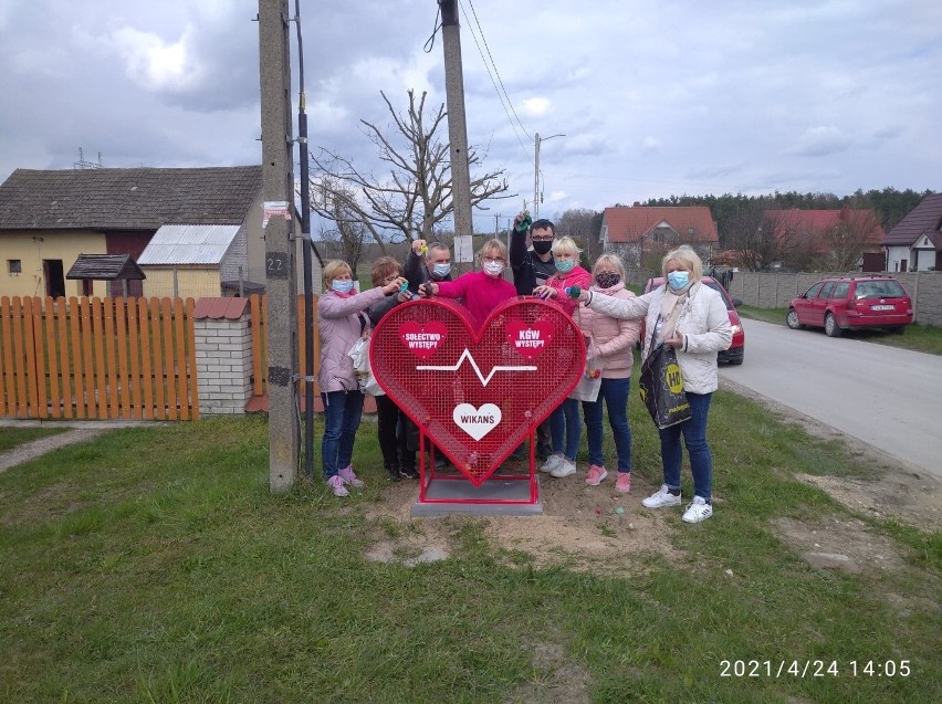 Wielkie serce na nakrętki stanęło w Występach w gminie Krasocin [ZDJĘCIA]