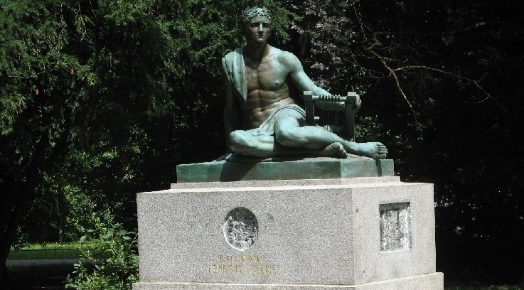 We frankfurckim Gertraudenpark stoi pomnik pisarza.