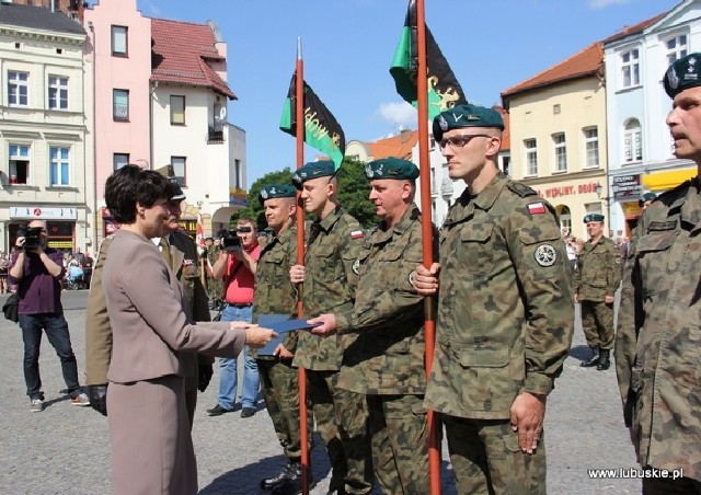 5. Lubuski Pułk Artylerii w Sulechowie otrzymał proporce rozpoznawcze