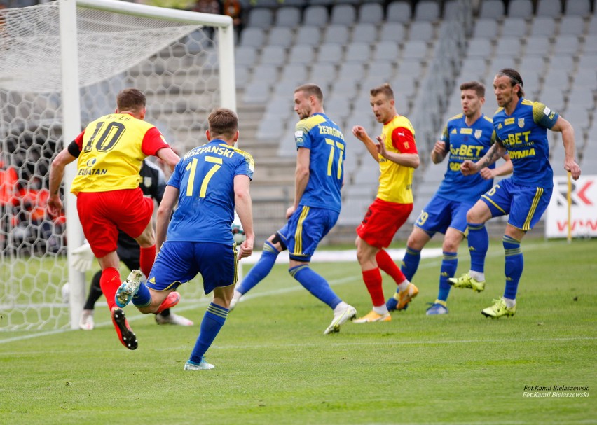 Fortuna 1 Liga. Korona Kielce prowadziła z Arka Gdynia 3:0, ale zremisowała 3:3. W ostatnich minutach bronił Grzegorz Szymusik 