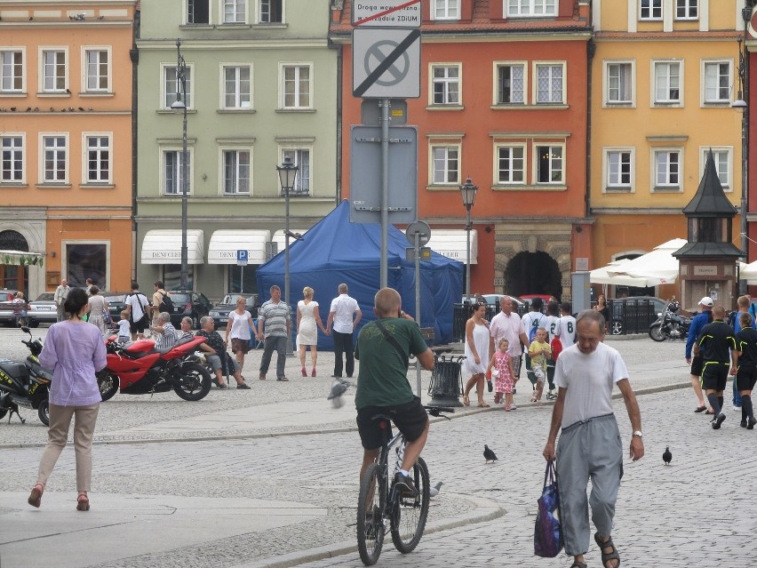 Wrocław: Zakaz jazdy rowerem po Rynku. Jaki zakaz? To fikcja! (ZDJĘCIA) 