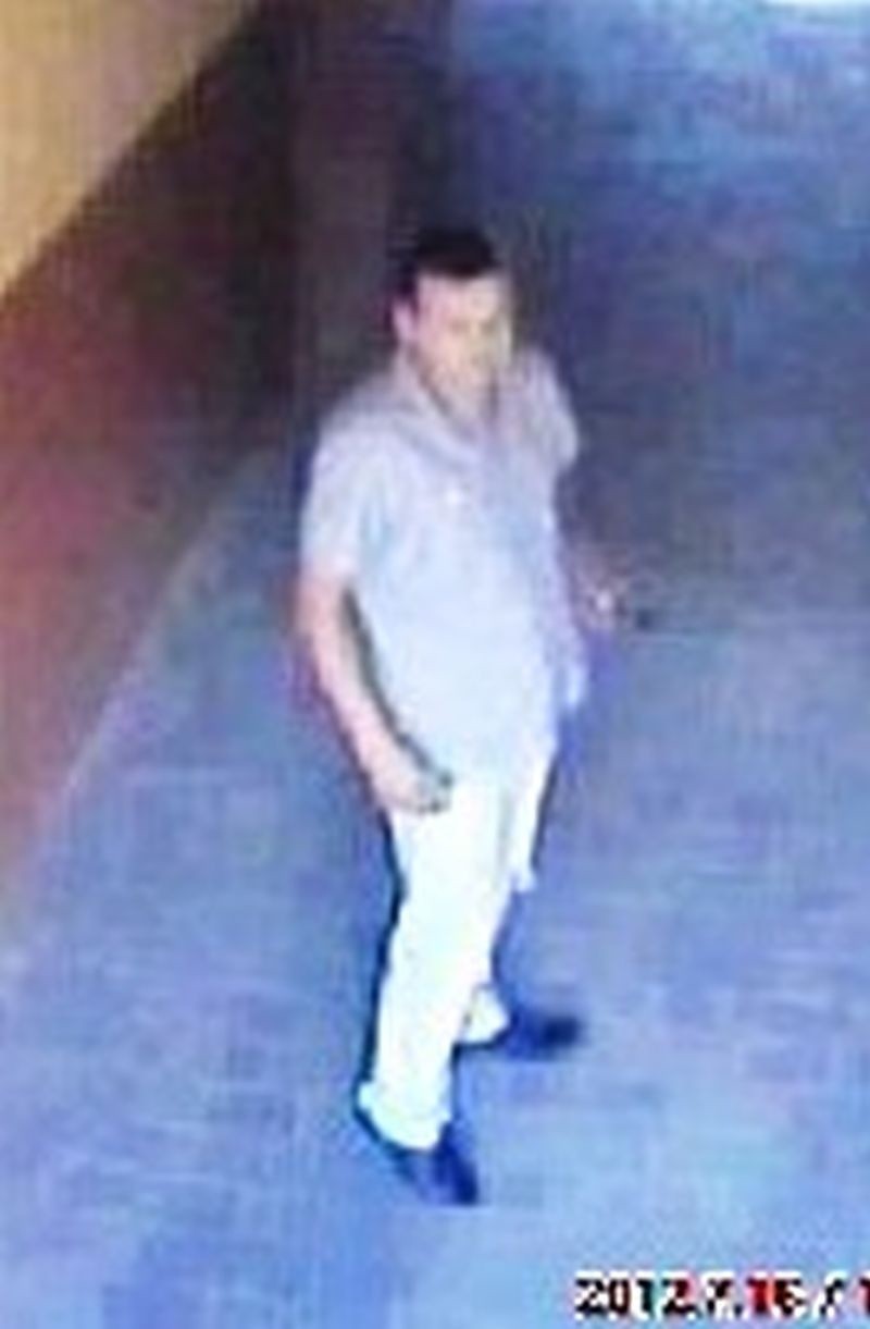 Kolejny seksualny atak w klatce schodowej w centrum Kielc! Ten mężczyzna jest poszukiwany (video)