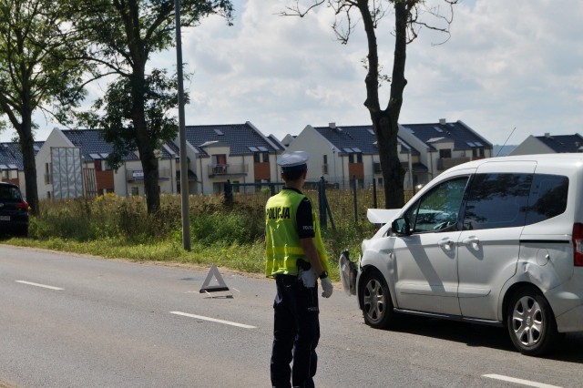 Do kolizji doszło w środę (24 sierpnia) przed godziną 13. na ul. Kaszubskiej w kierunku Słupska. Na jadącego VW Tiguana najechał Ford Tourneo. W wyniku zdarzenia nikt nie doznał poważnych obrażeń. Na miejscu pracowali ratownicy medyczni, strażacy oraz policja. Ruch pojazdów odbywał wahadłowo. Część ulicy Kaszubskiej była zablokowana przez uszkodzony pojazd do czasu usunięcia go przez samochód pomocy drogowej.