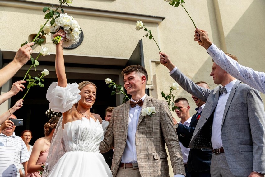 Młoda para pobrała się 16 lipca 2023 w Rutkach Kossakach