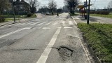 Trwają gruntowne remonty dróg w Dąbrowie Górniczej. Czy drogowcy zjawią się też w zielonych dzielnicach?