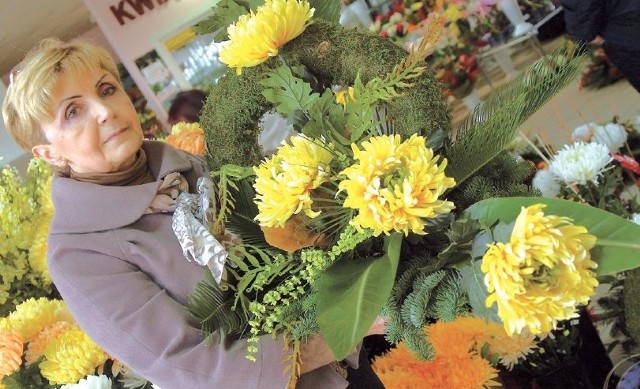 Gotowy stroik prezentuje Jolanta Micyk, właścicielka Kwiaciarni Centrum w Koszalinie.