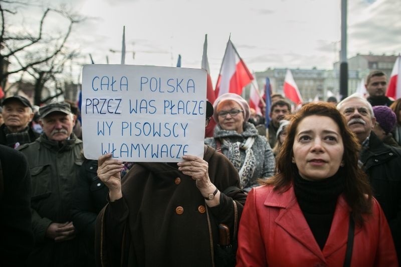 Manifestacja na pl. Dąbrowskiego. Narodowcy atakują KOD! Popularne HASŁA [zdjęcia]