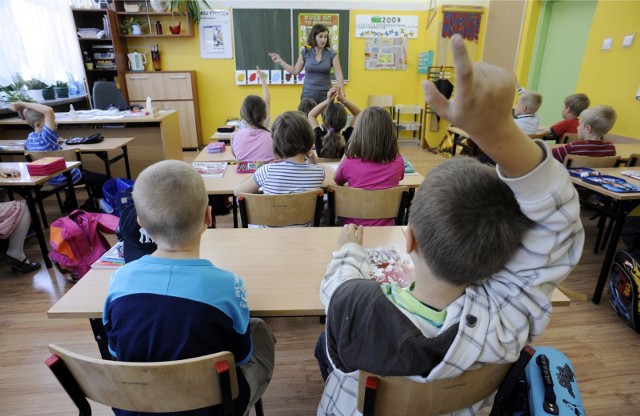 Jedne szkoły obchodziły Dzień Nauczyciela już w piątek, część pedagogów świętowała w niedzielę - czyli dokładnie 14 października, a ostatnie szkoły organizowały dziś uroczystości. Z tej okazji zapytaliśmy naszych Czytelników, jak wspominają swoich nauczycieli. Nie tyle chodziło nam o obszerne wspomnienia, co o charakterystyczne powiedzonka. Część z nich bawiło (no może nie wszystkich), niektóre zaskakiwały, a nie brakowało także tych oburzających. Powiedzmy wprost - dziś, gdyby to zostało nagłośnione i napiętnowane, byłaby afera. Zobaczcie na kolejnych slajdach jakie powiedzonka zapamiętali nasi Czytelnicy ze szkoły.Przejdź do kolejnych slajdów, by poznać najlepsze powiedzonka nauczycieli. Używaj strzałek na klawiaturze lub gestów na smartfonie.