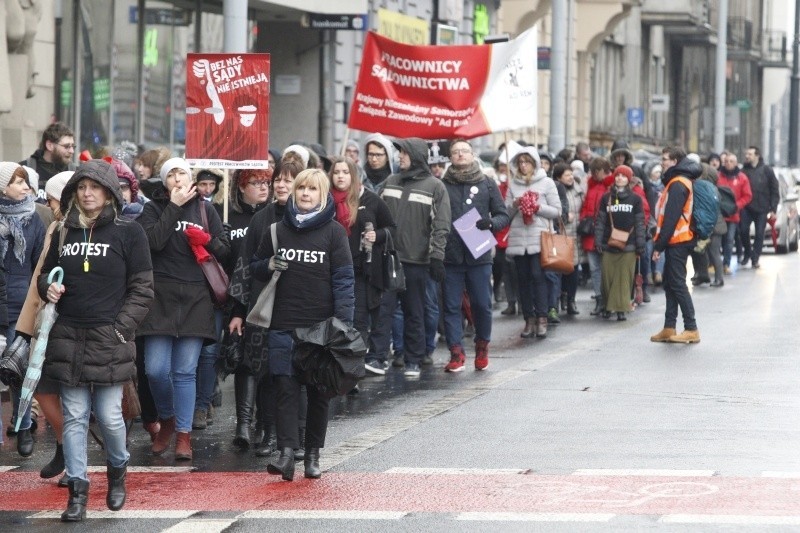 Protest pracowników sądów w Łodzi. Przemarsz ulicami Śródmieścia - uwaga korki! [FILM, zdjęcia]