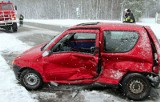 Fiat zderzył się z volkswagenem. Kobieta trafiła do szpitala (zdjęcia)