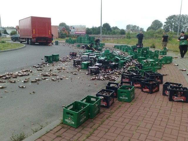 Z ciężarówki wypadła ponad setka skrzynek z piwem. Asfalt na rondzie przy wylocie na Deszczno został usłany pobitym szkłem.